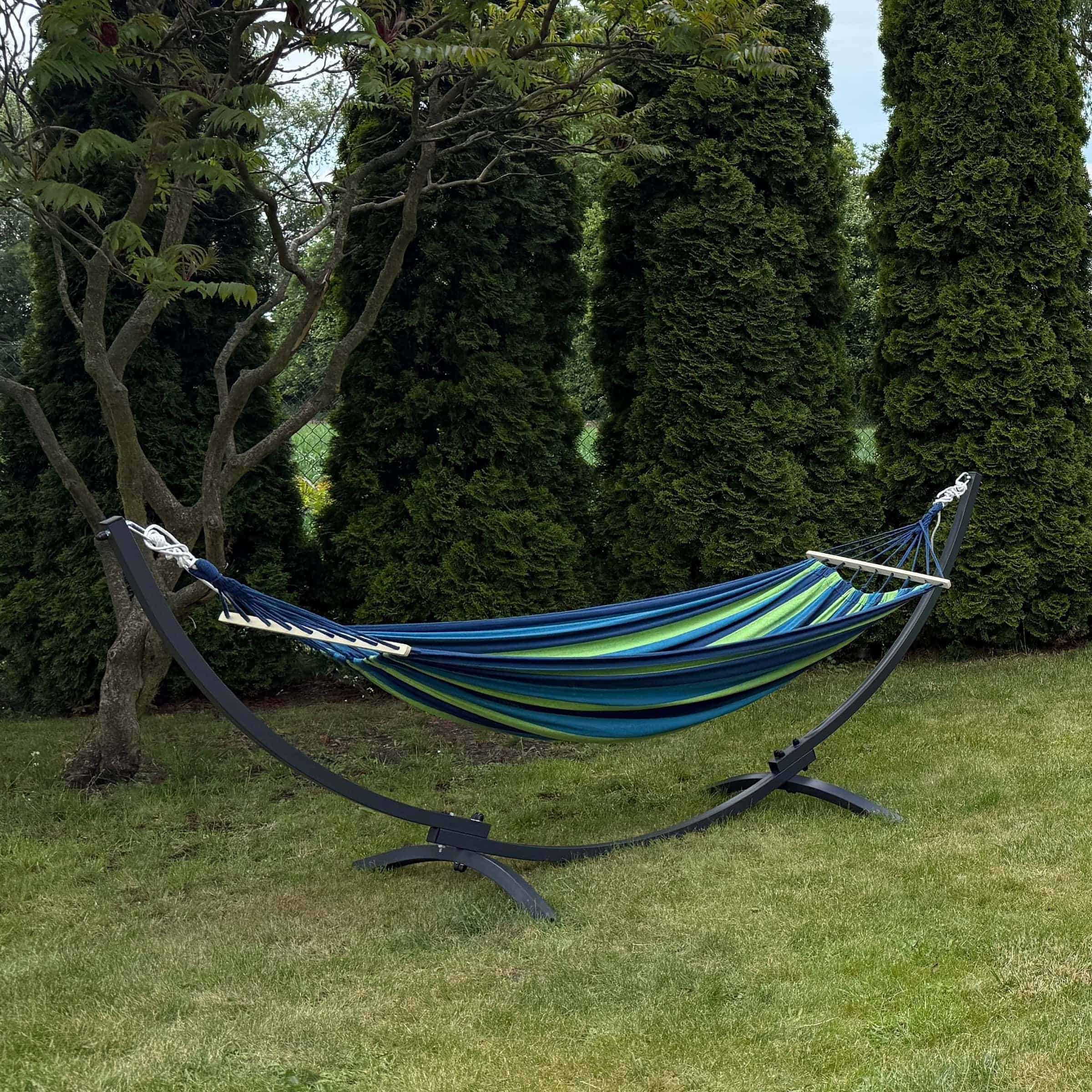Hamac de grădină cu suport robust amplasat sub copaci înalți